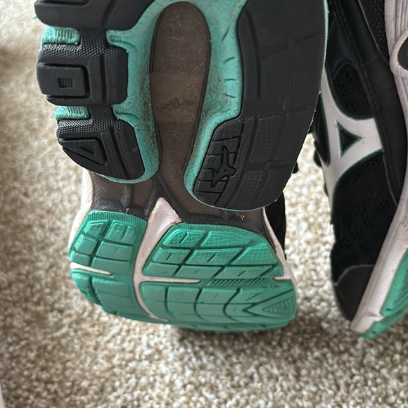 Woman’s ASICS - Picture 4 of 5